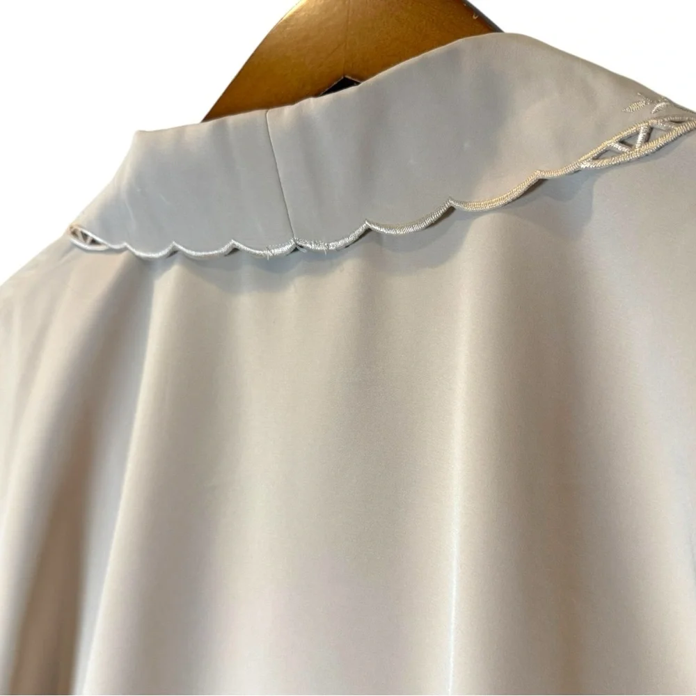Vintage Cream Blouse with Intricate Collar - Picture 4 of 6